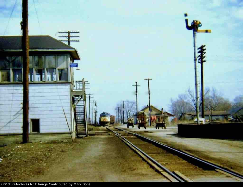 L&N approaching Ashley Tower